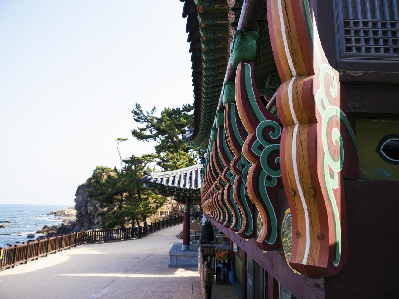 techo del templo naksansa, corea del sur foto