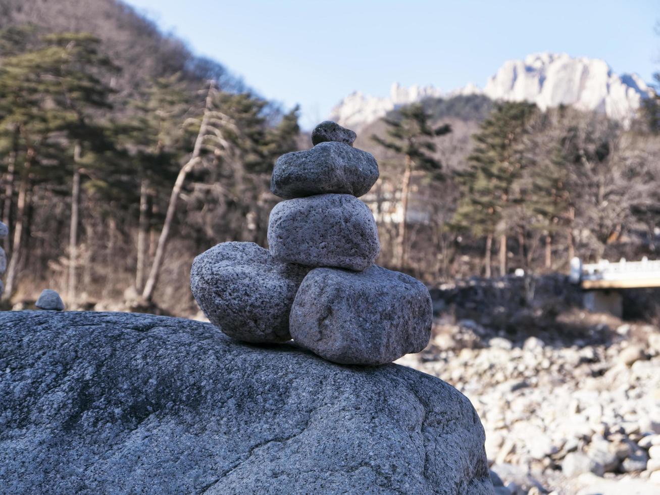 piedras de equilibrio en seoraksan foto