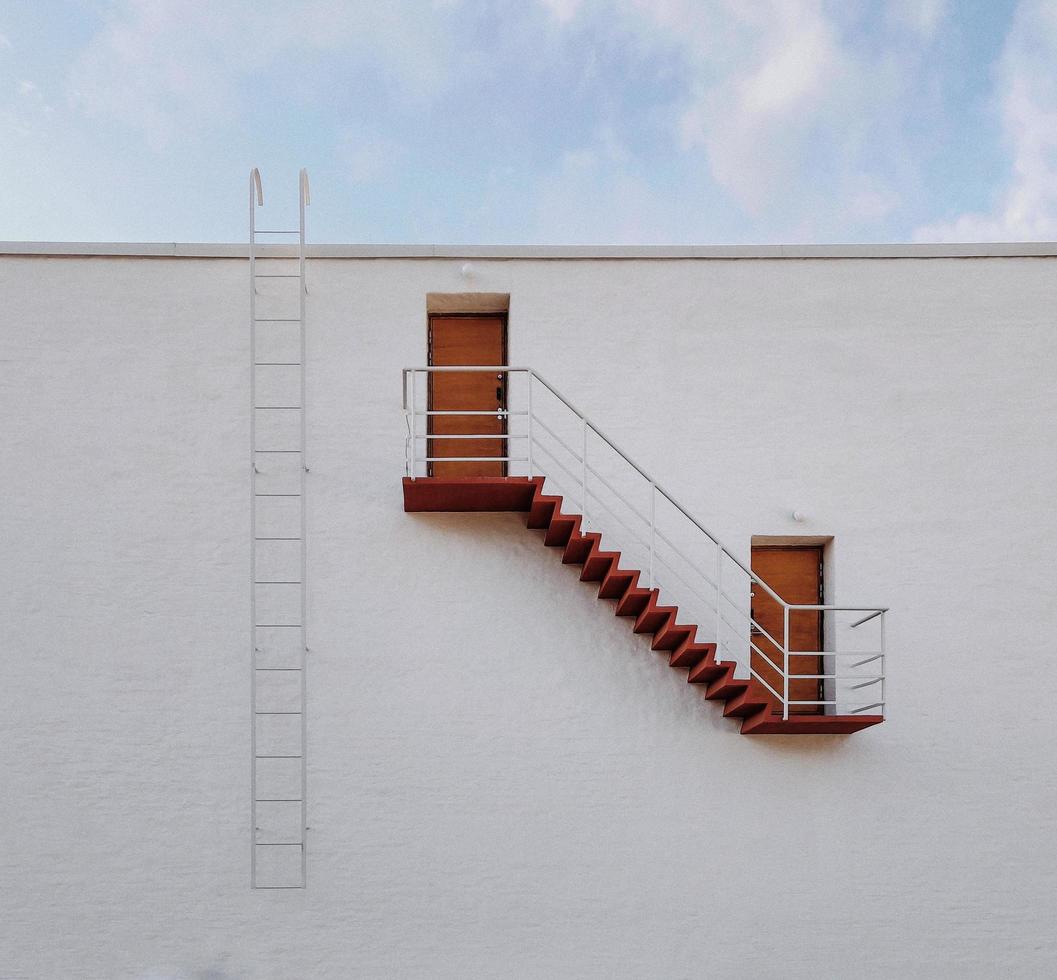 Escaleras de metal gris en el lateral de un edificio foto
