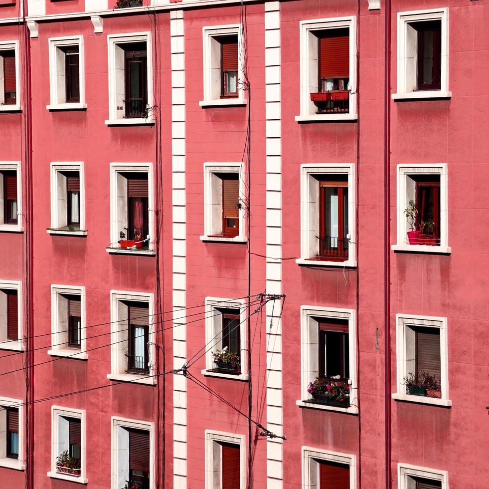 Ventana española en la fachada de un edificio de apartamentos foto