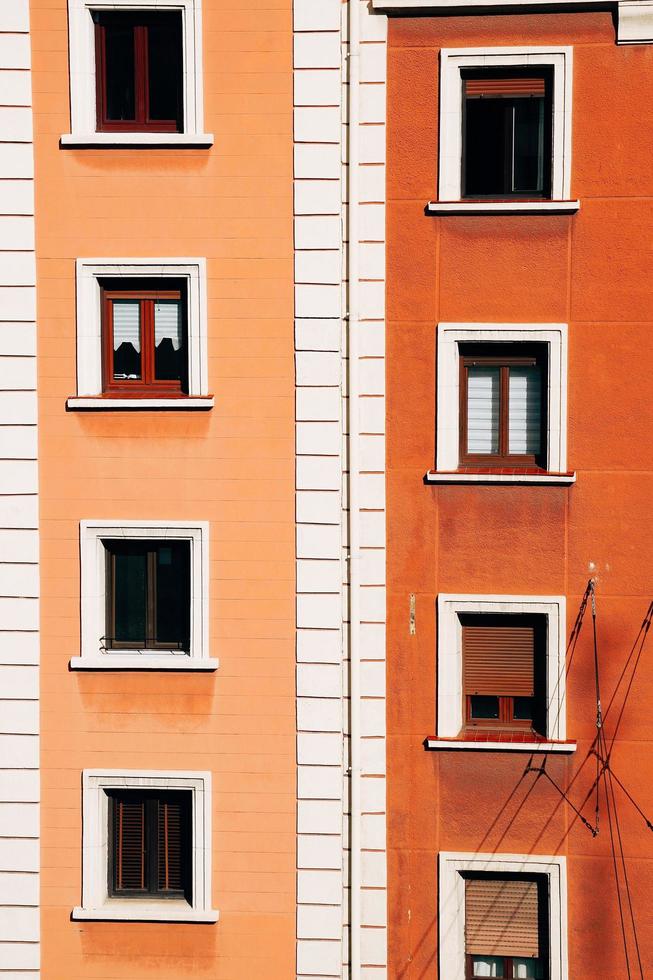 Ventana naranja en la fachada de la casa. foto