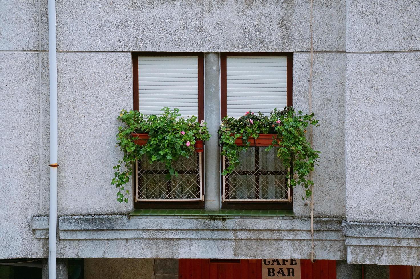 Ventana española en la fachada de la casa. foto