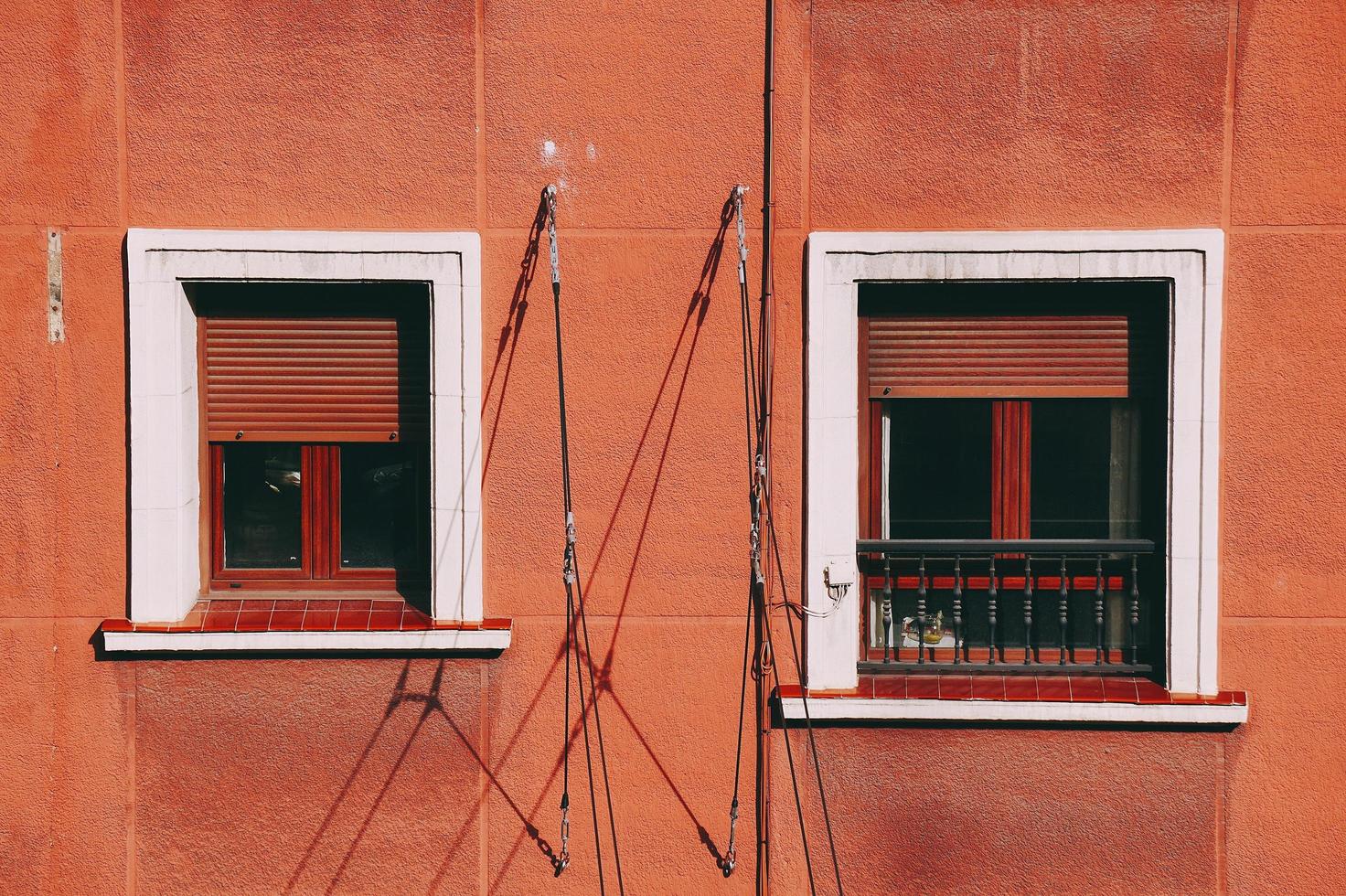 Ventana naranja en la fachada de la casa. foto