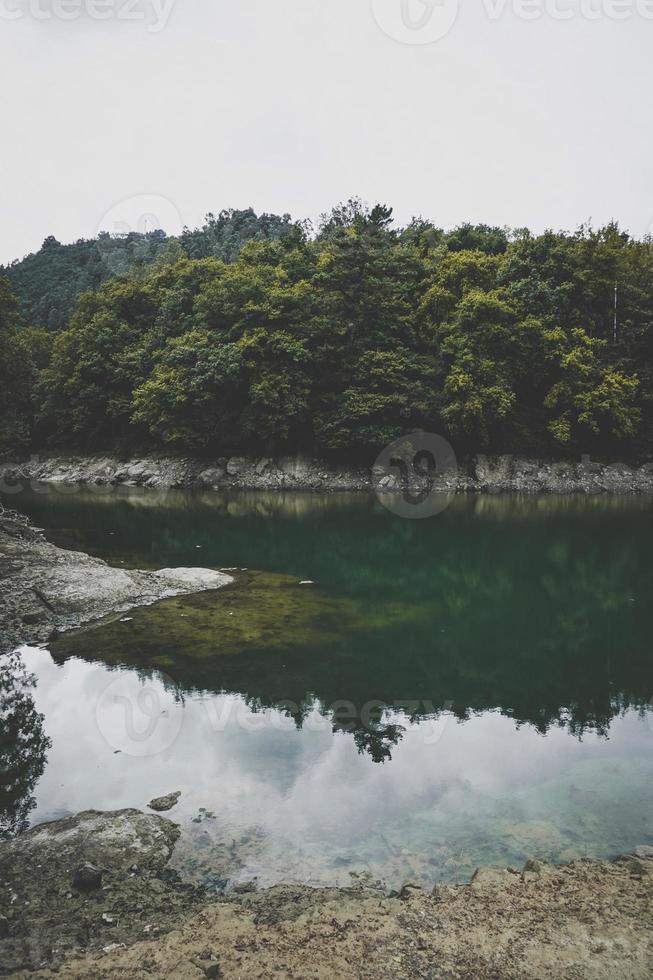 lago en las montañas en bilbao, españa foto