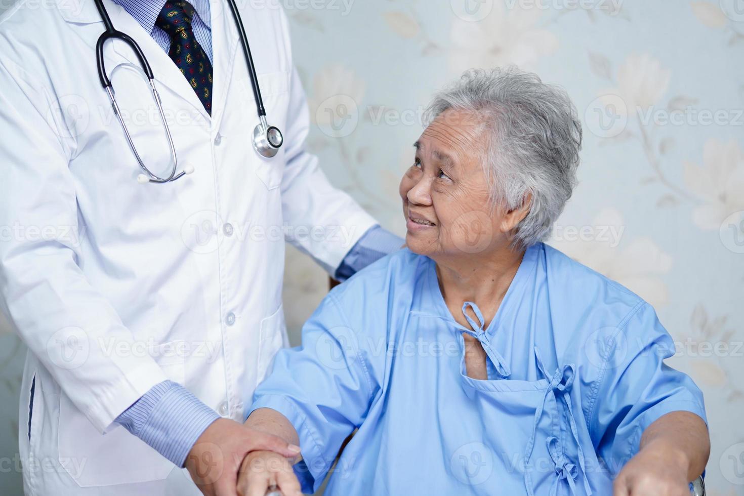 médico ayuda a ancianos asiáticos o ancianos anciana mujer paciente caminar con andador en la sala del hospital de enfermería. foto