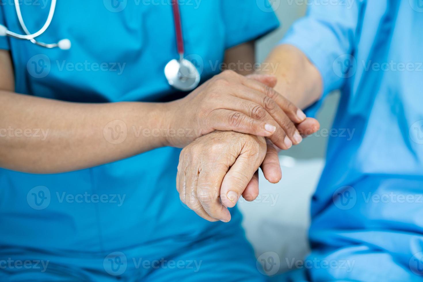 Tomados de la mano anciana asiática o anciana paciente con amor, cuidado, ánimo y empatía en la sala del hospital de enfermería, concepto médico fuerte y saludable foto