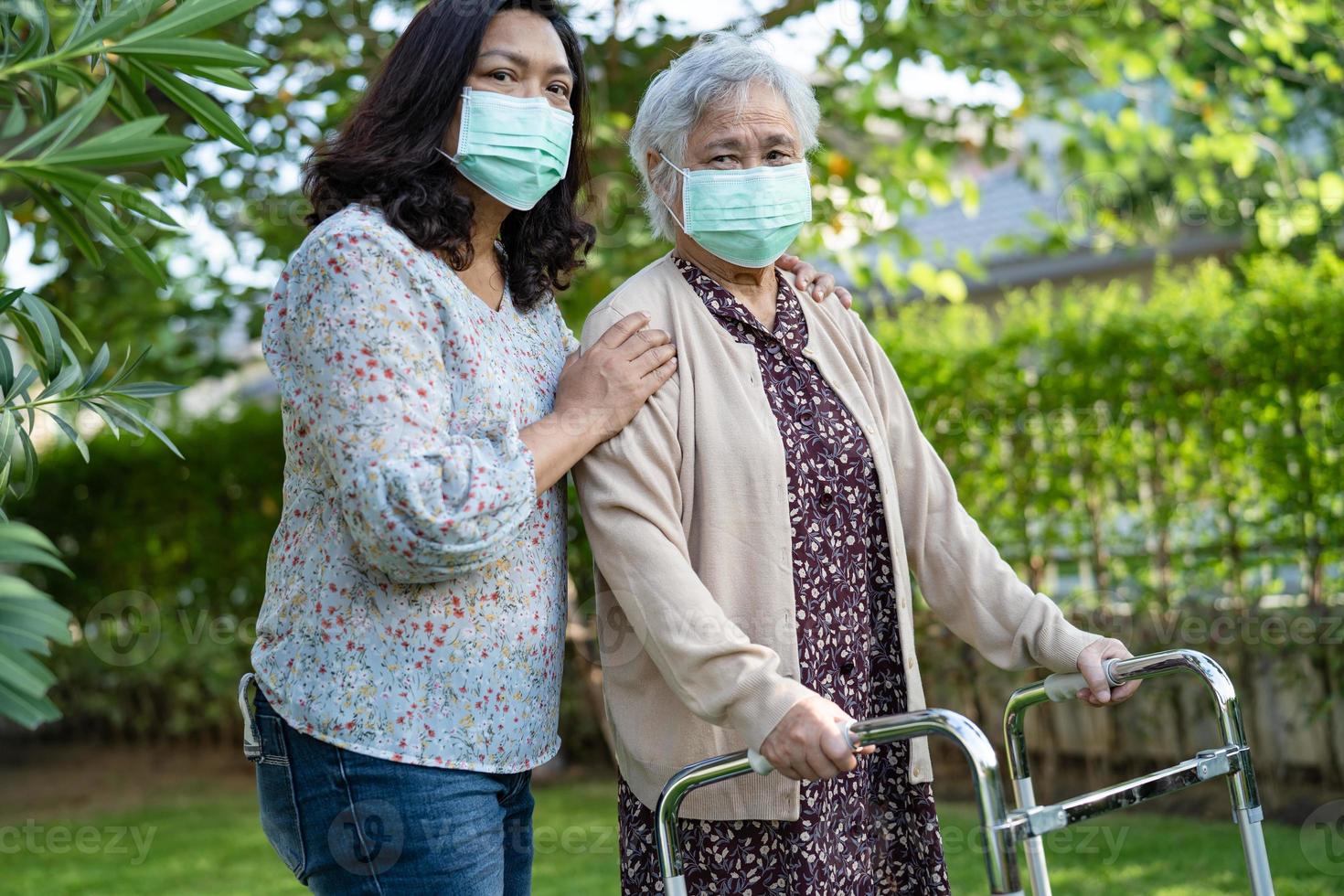 anciana asiática mayor o anciana camina con andador y usa una mascarilla para proteger la infección de seguridad covid-19 coronavirus. foto