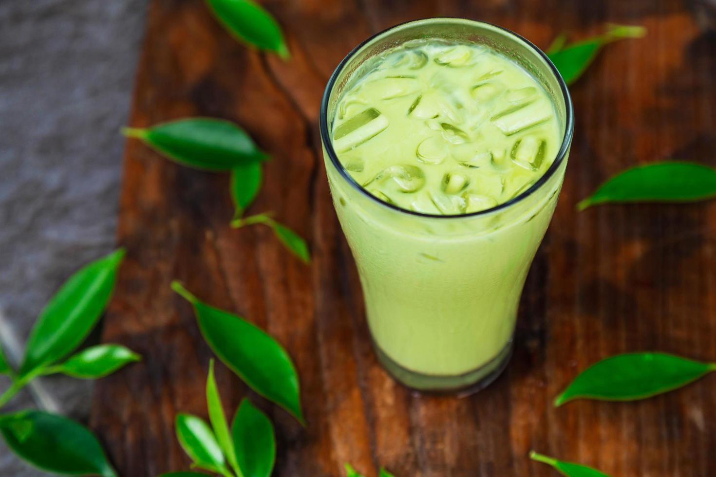 Greentea helado y hojas de té frescas para la salud. foto