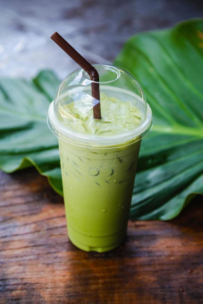 té verde helado en taza para llevar foto