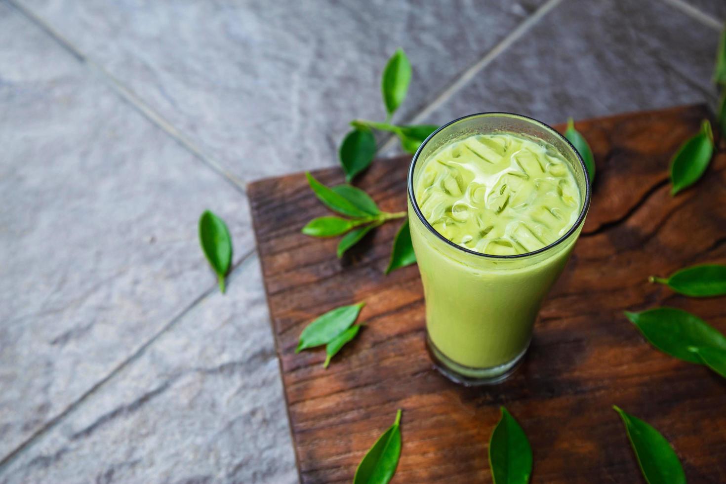 Greentea helado y hojas de té frescas para la salud. foto
