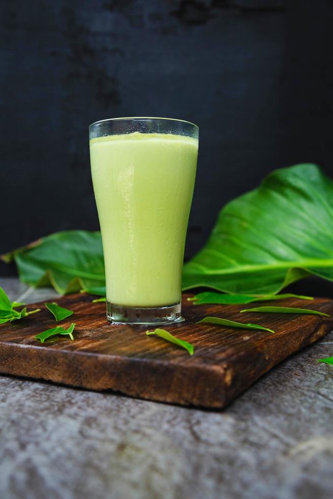 Greentea helado y hojas de té frescas para la salud. foto