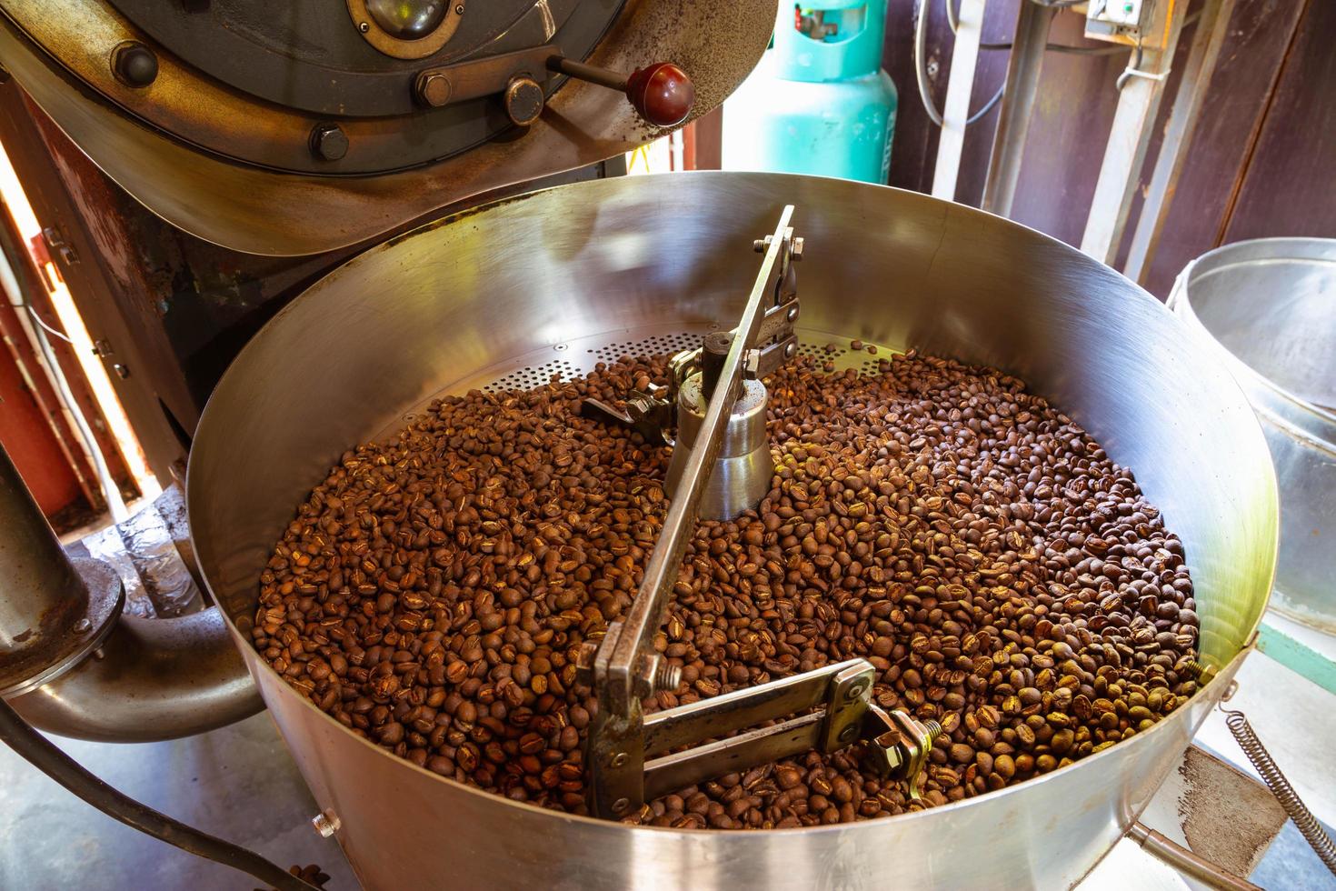 granos de café en máquinas tostadoras de café foto