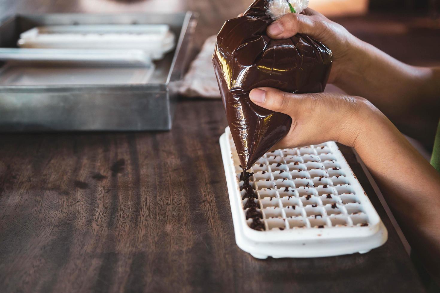 Ama de casa haciendo chocolates artesanales en casa foto