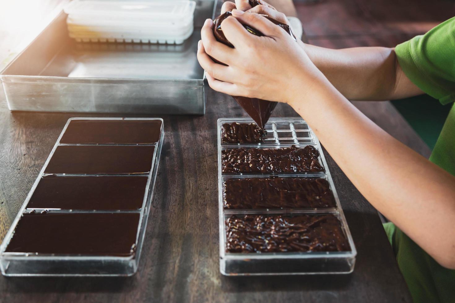 Ama de casa haciendo chocolates artesanales en casa foto