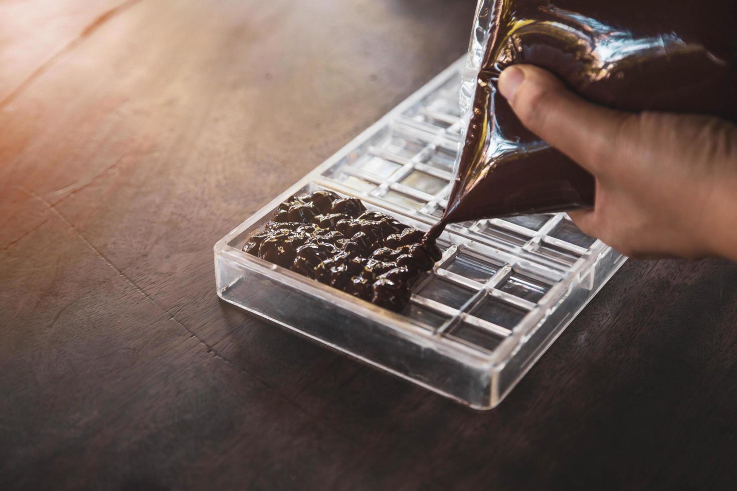 Ama de casa haciendo chocolates artesanales en casa foto