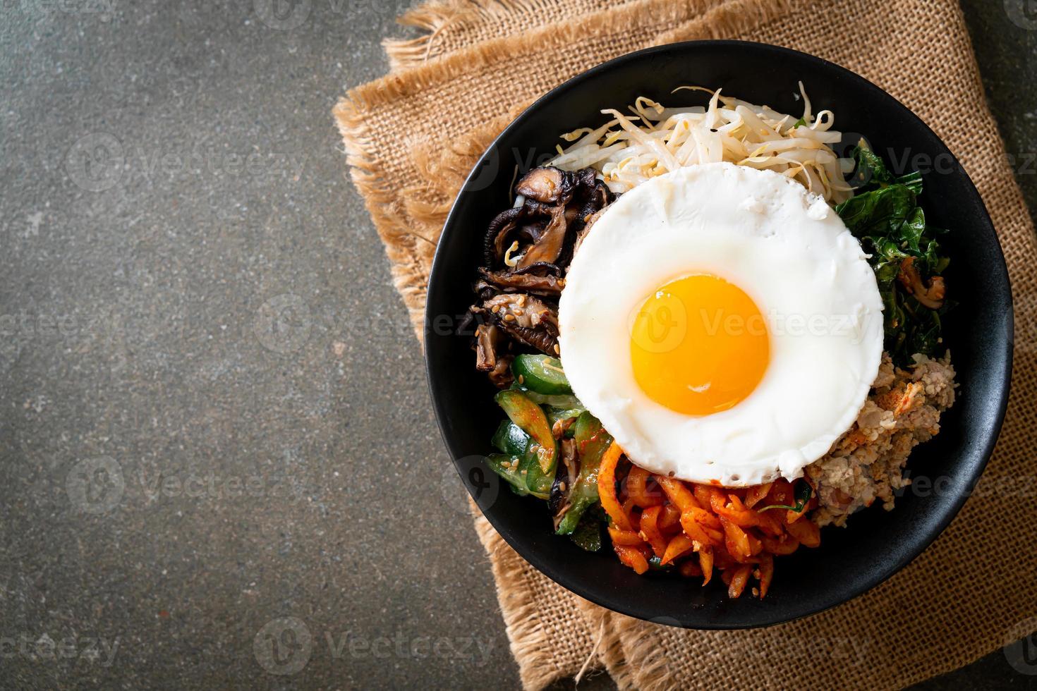 ensalada picante coreana con arroz - comida tradicional coreana, bibimbap foto