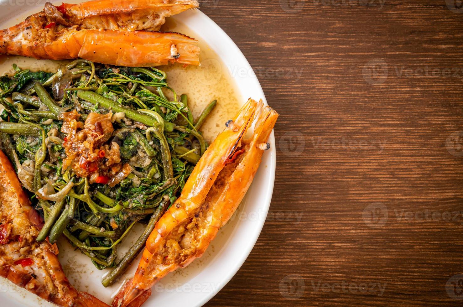 Mimosa de agua salteada con gambas de río foto