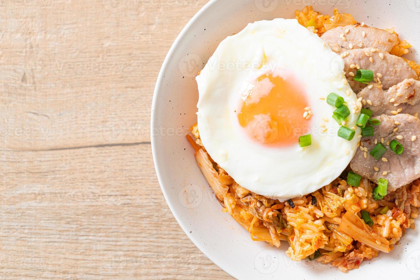 arroz frito con kimchi con huevo frito y cerdo foto