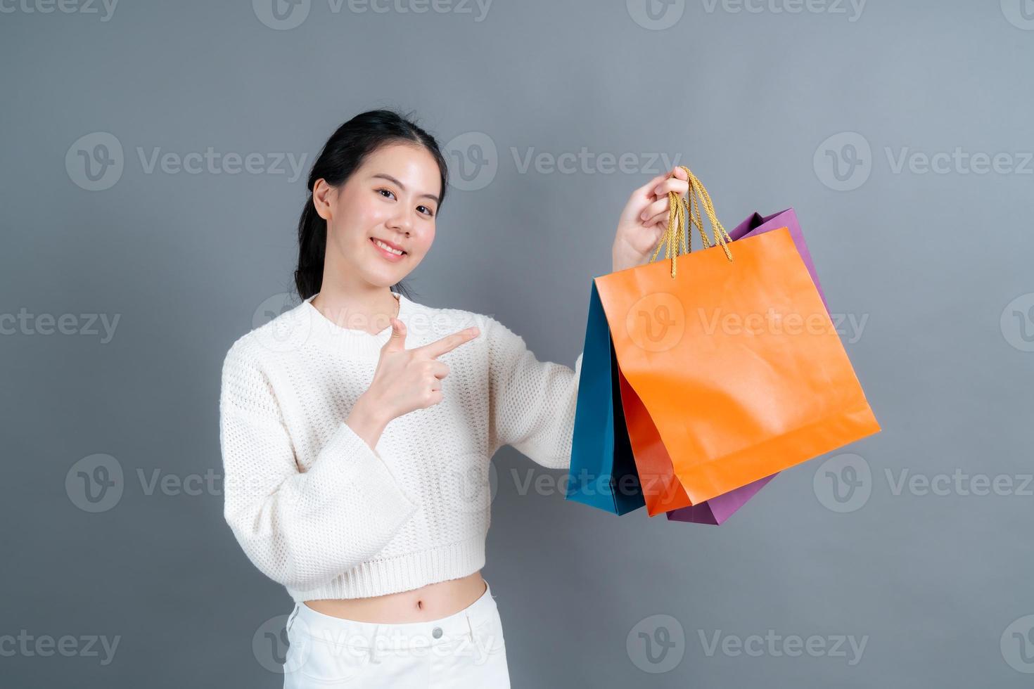 mujer asiática, tenencia, bolsas de compras foto