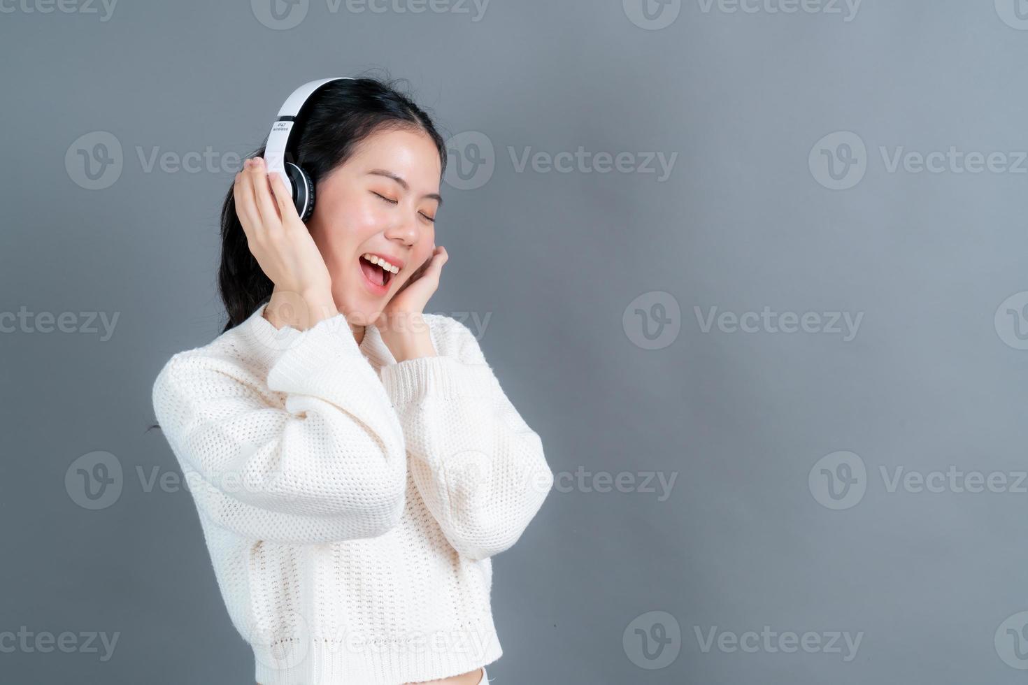 joven, mujer asiática, escuchar música, con, auriculares foto