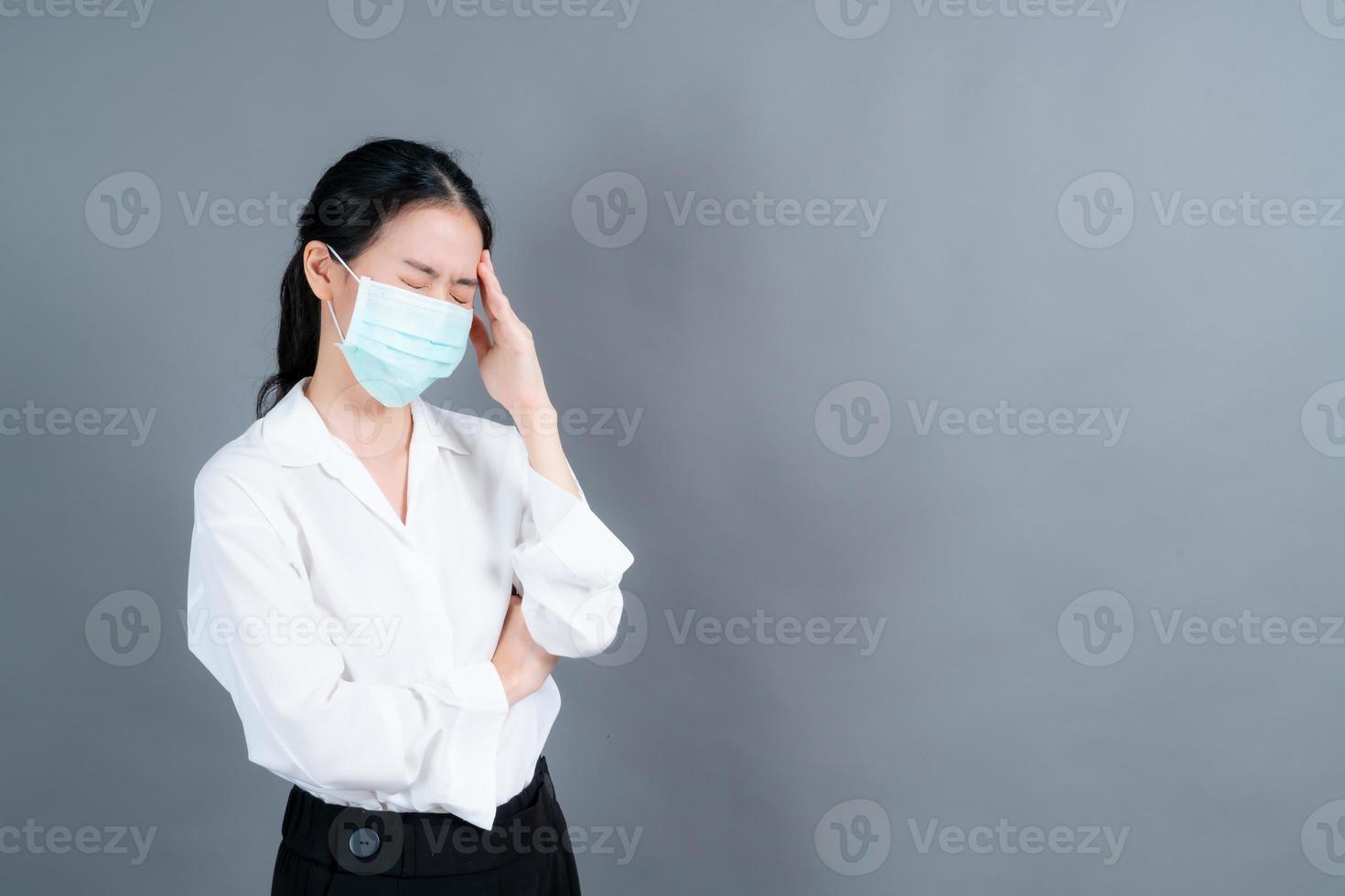 Mujer asiática con mascarilla médica protege el polvo del filtro pm2.5 anti-contaminación, anti-smog y covid-19 foto
