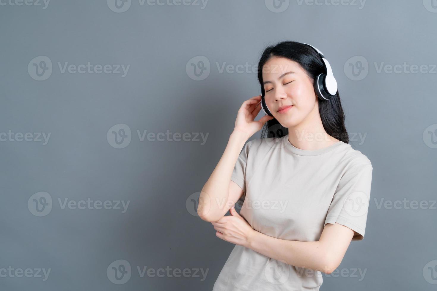 joven, mujer asiática, escuchar música, con, auriculares foto