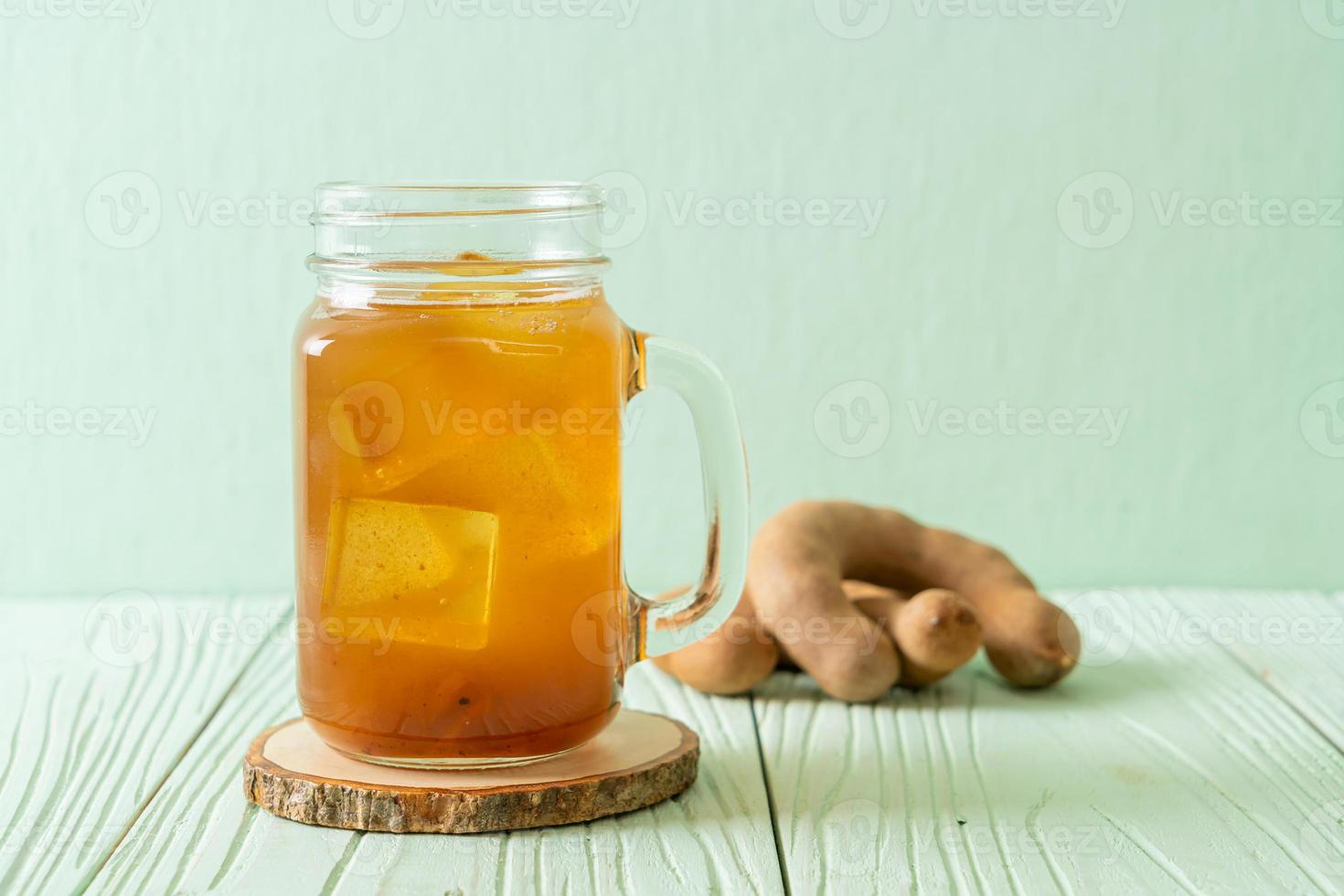 Deliciosa bebida dulce jugo de tamarindo y cubito de hielo. foto