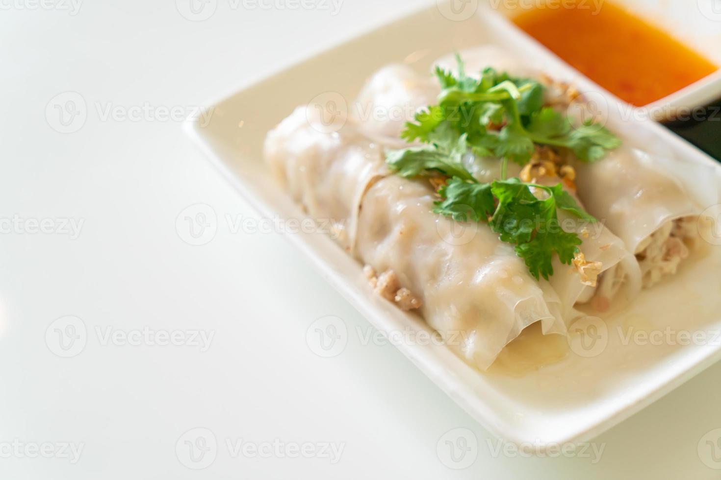 Rollitos de fideos de arroz al vapor chino con cangrejo foto