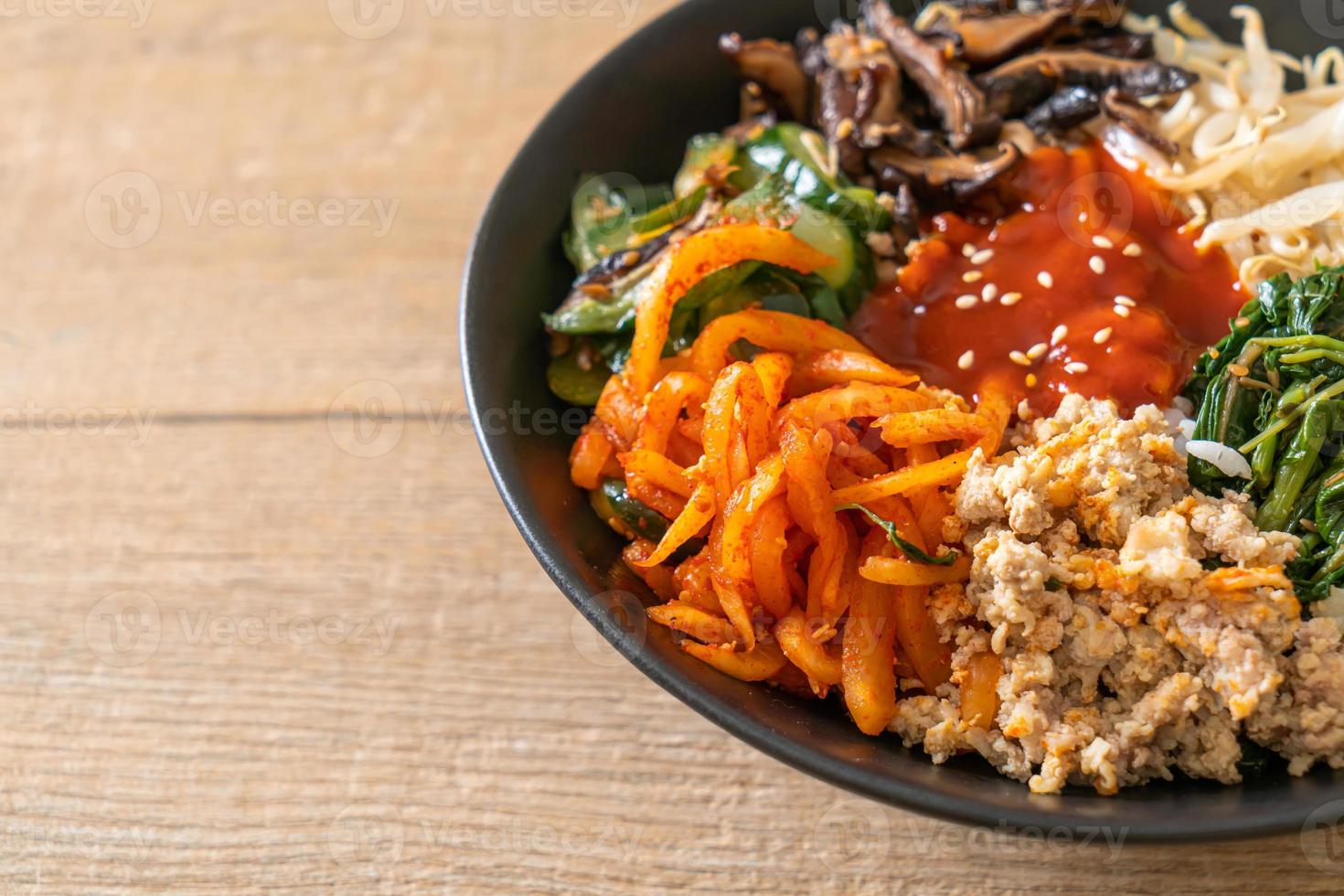 ensalada picante coreana con arroz - comida tradicional coreana, bibimbap foto