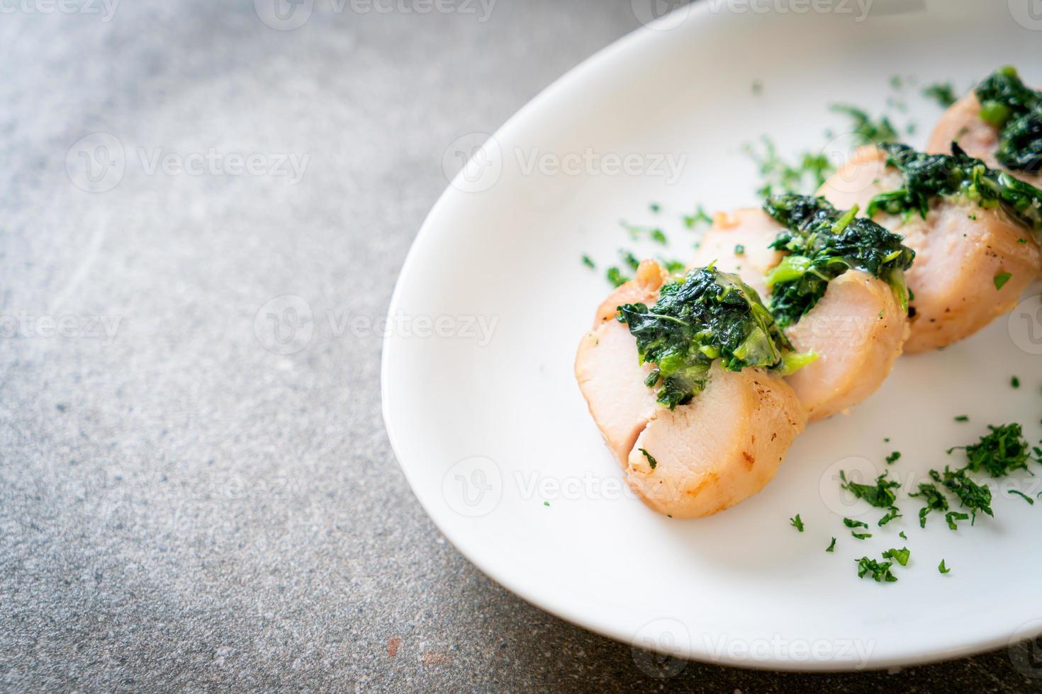 pechugas de pollo rellenas de espinacas y queso foto