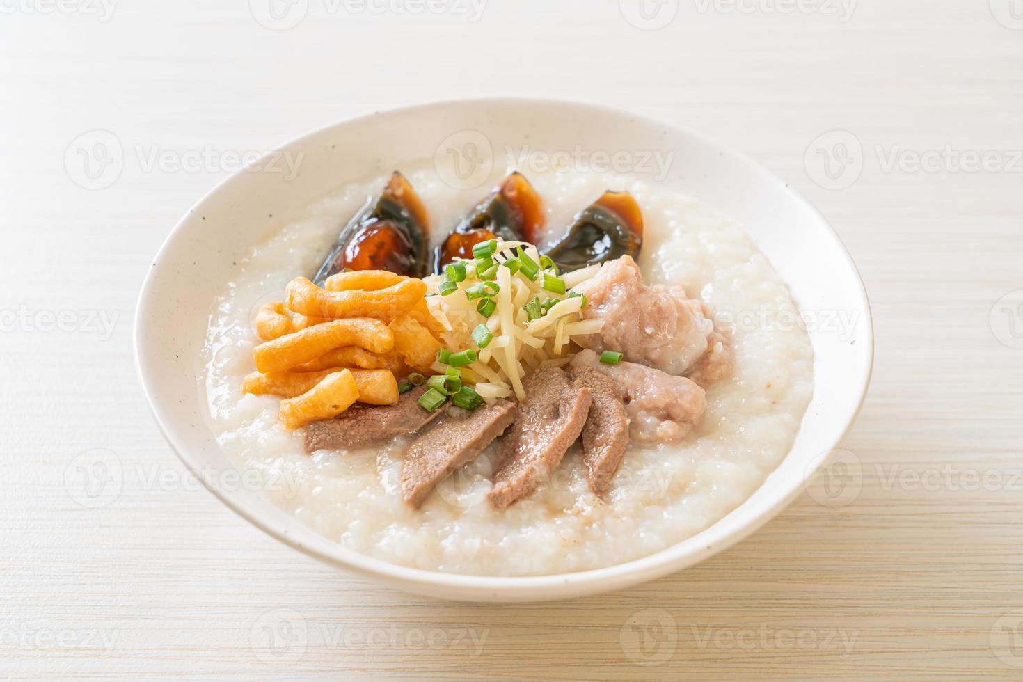 congee de cerdo o papilla con cerdo foto