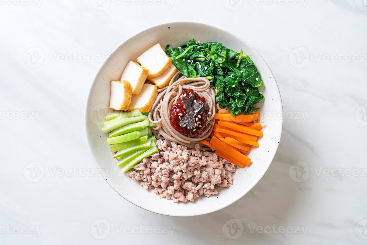 fideos fríos picantes coreanos foto