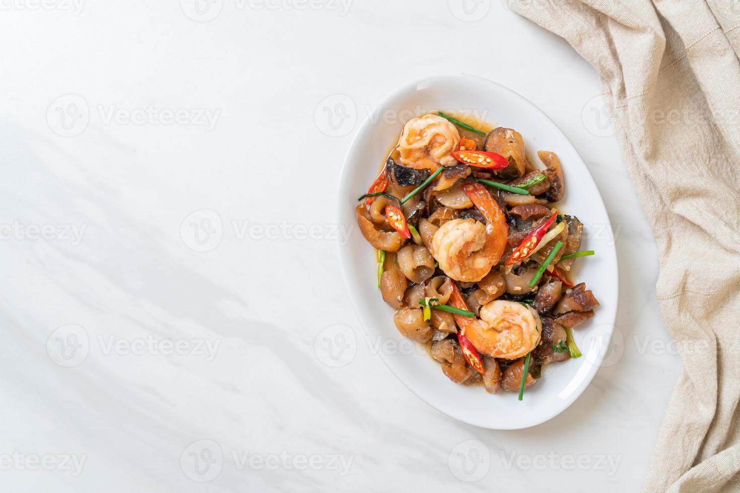 pepino de mar salteado con gambas foto