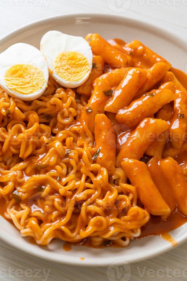 rabokki o ramen o fideos instantáneos coreanos y tteokbokki en salsa coreana picante foto