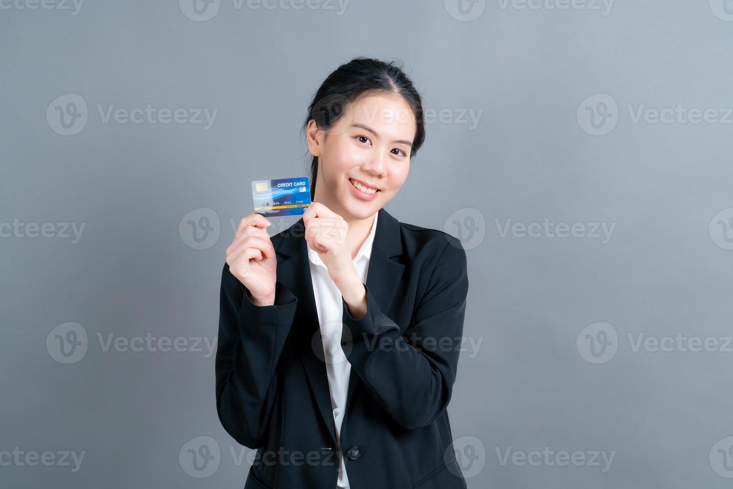 retrato, de, un, encantador, joven, mujer asiática, actuación, tarjeta de crédito foto