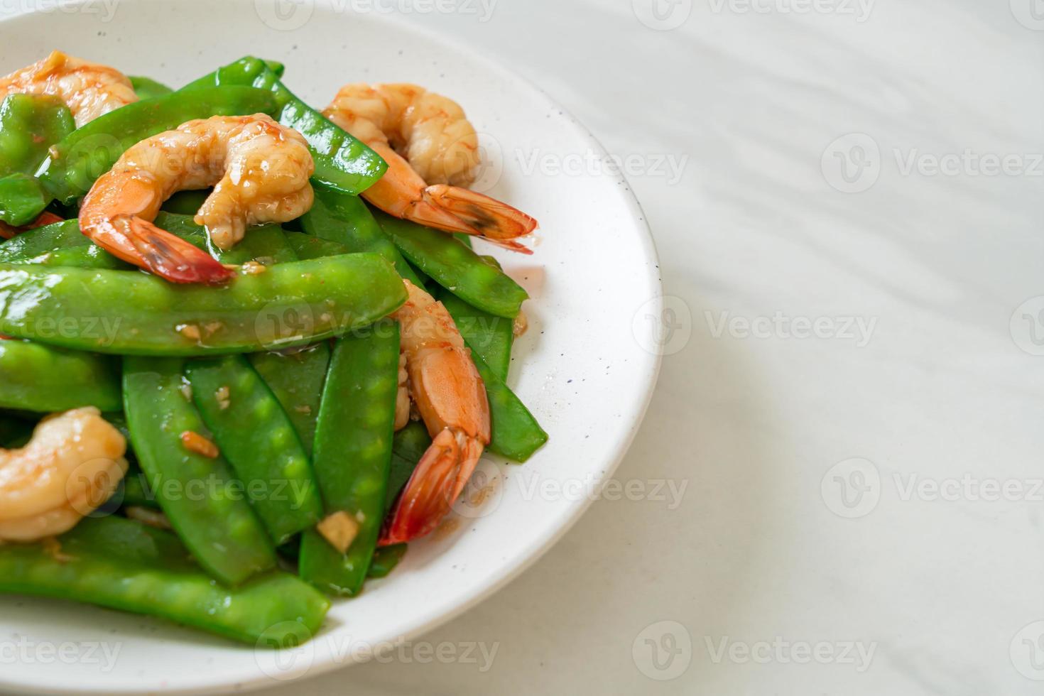 guisantes salteados con camarones foto