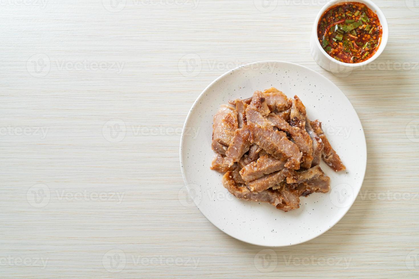 cuello de cerdo a la plancha con salsa picante tailandesa foto