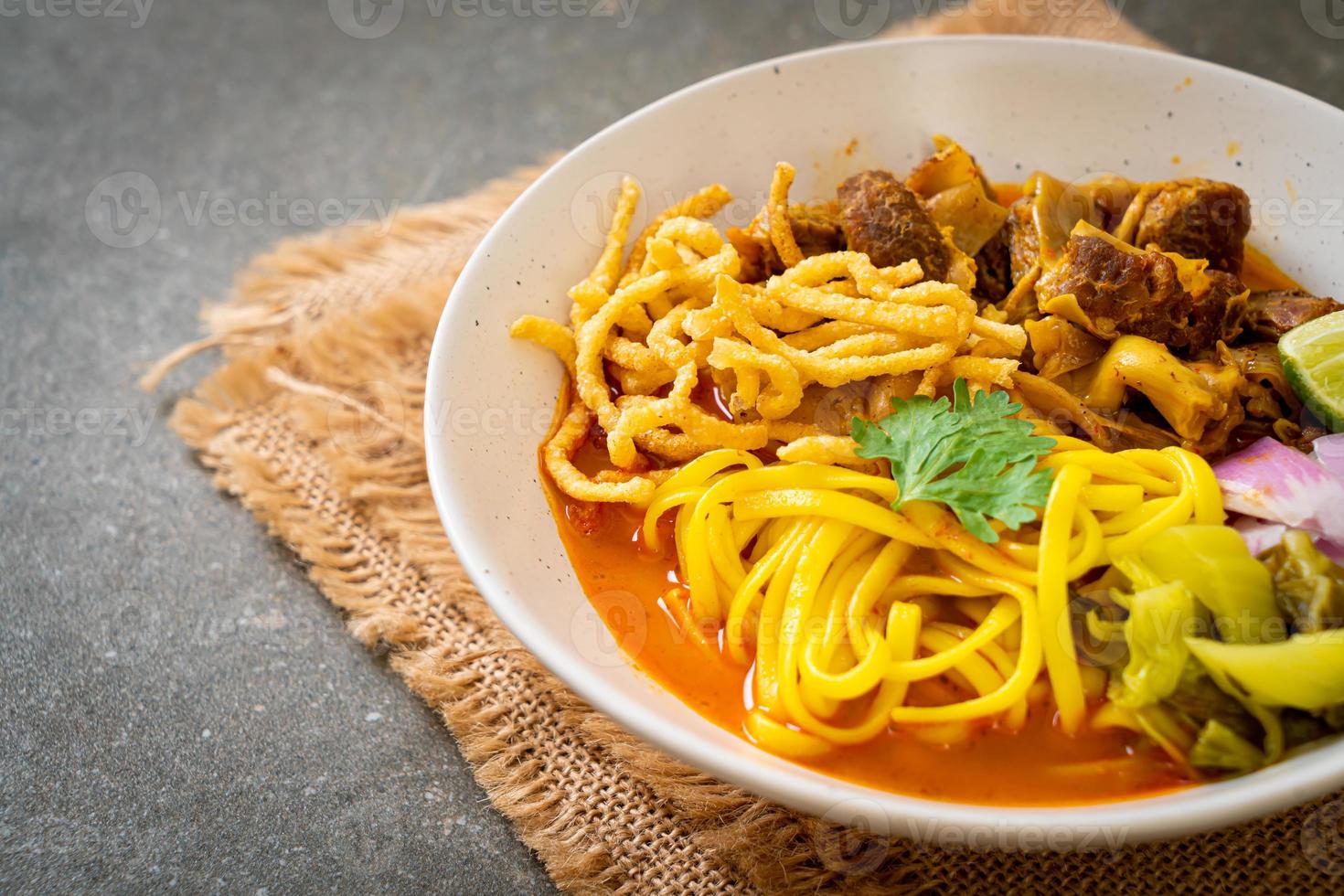 sopa de curry de fideos del norte de Tailandia con cerdo estofado foto