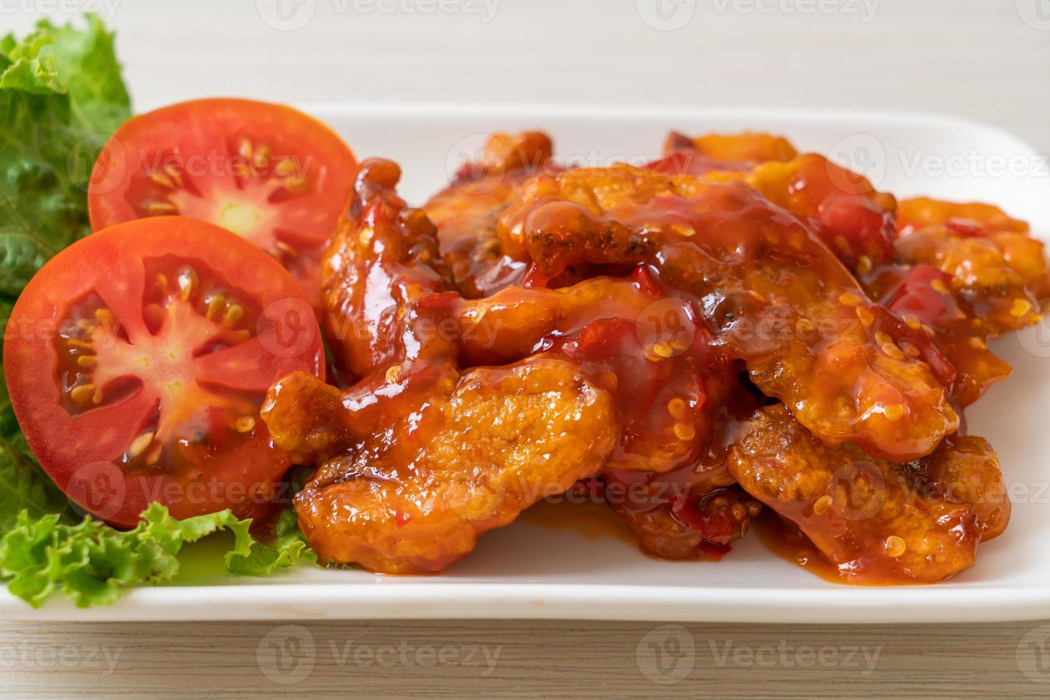 pescado frito cubierto con salsa de chile de 3 sabores foto