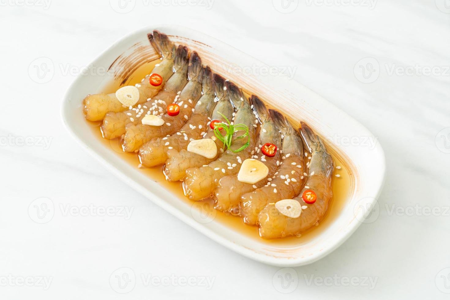 langostinos en escabeche al estilo coreano o camarones en escabeche con salsa de soja coreana foto