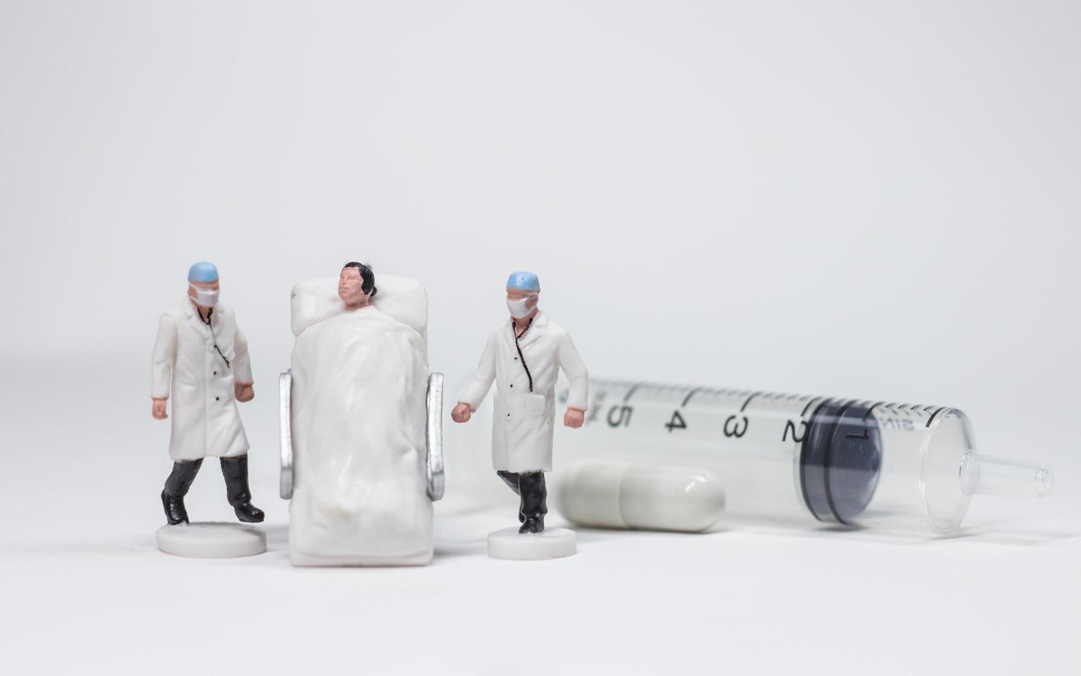 Foto conceptual simple, mini figura de médicos y enfermeras mini figura de evacuación de pacientes infectados