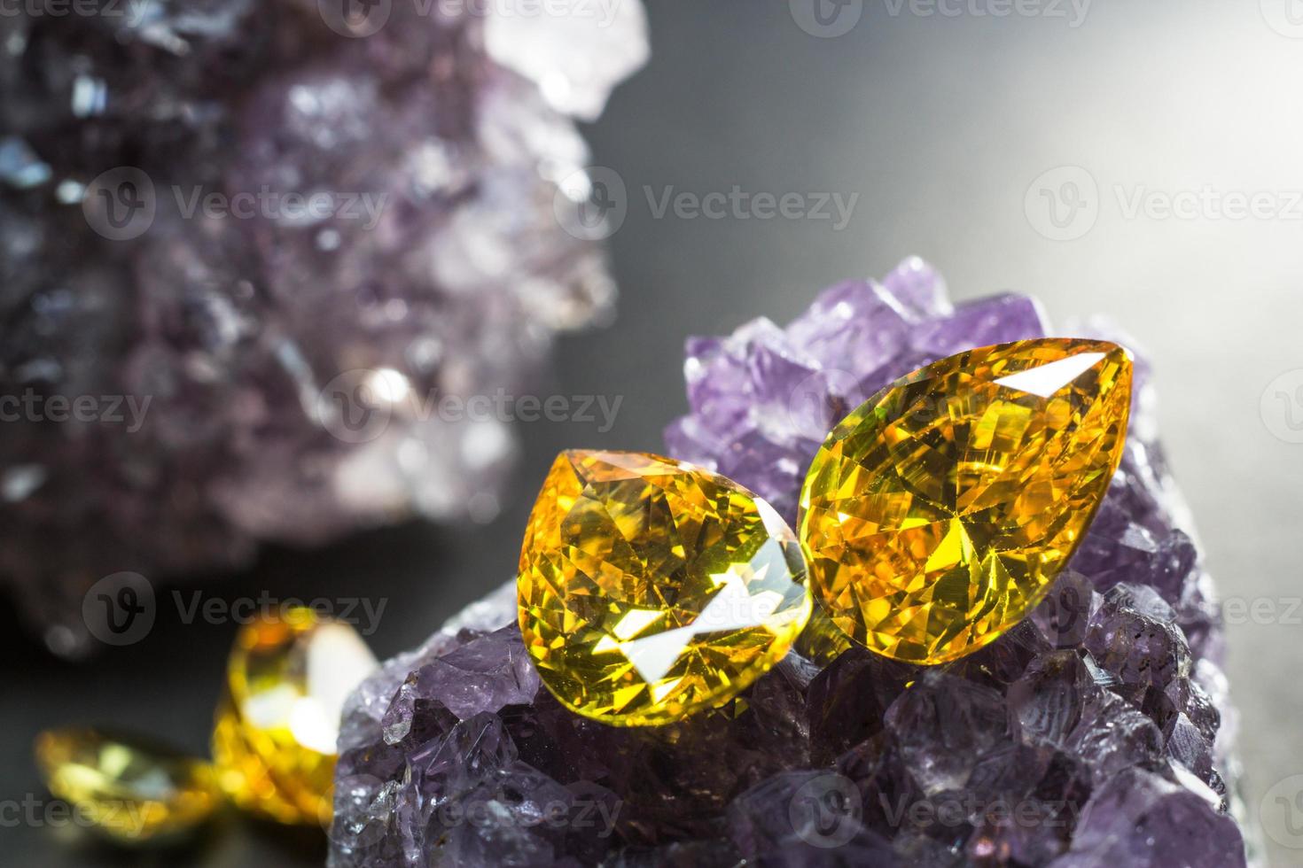 Piedra preciosa de zafiro amarillo natural, hermosa piedra preciosa de citrina de oro amarillo aislada sobre fondo negro, como fondo de joyería foto