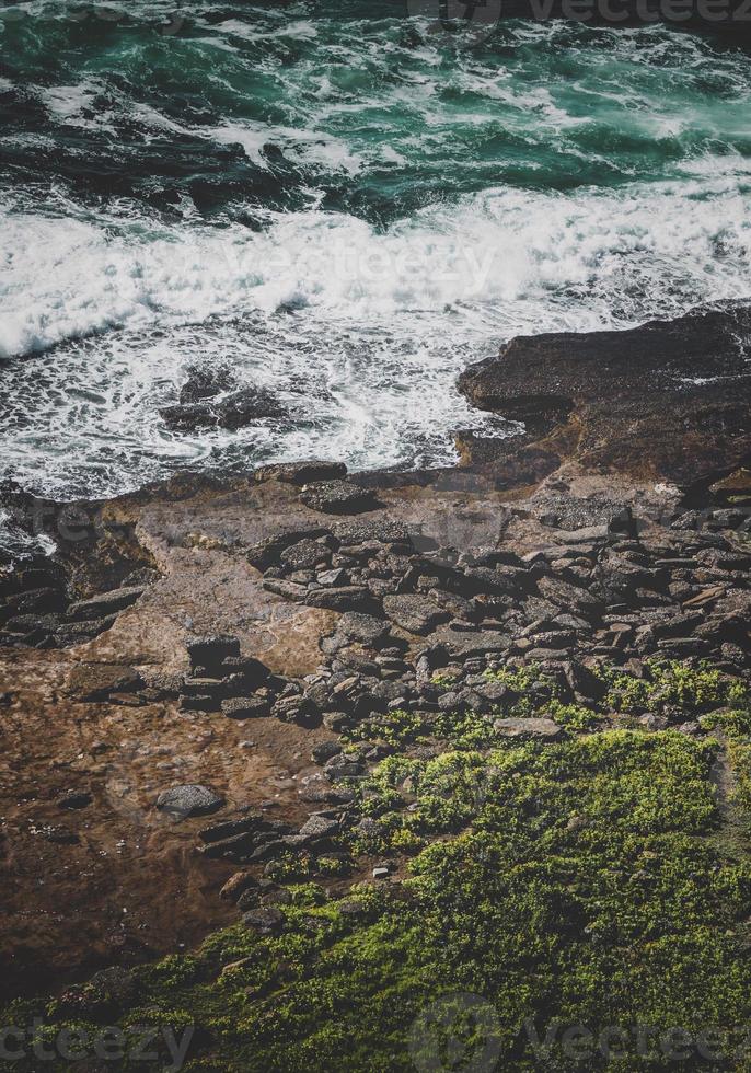 rocas en la playa en la costa de bilbao españa foto