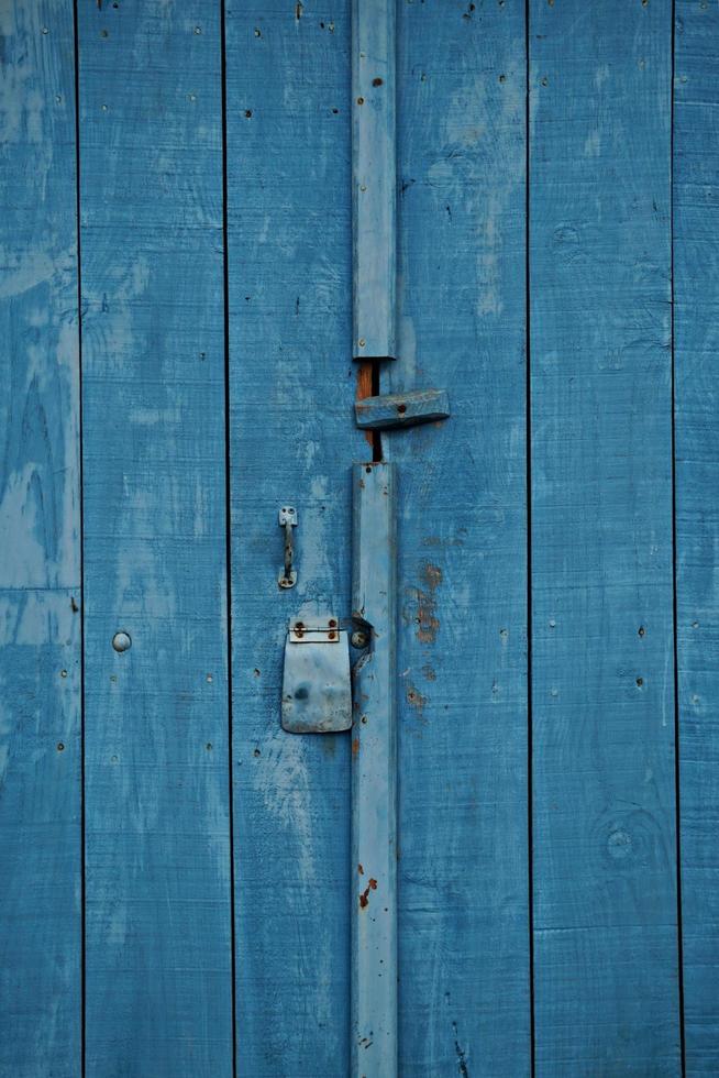 vieja puerta azul rota foto