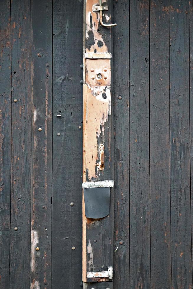 vieja puerta de madera rota foto