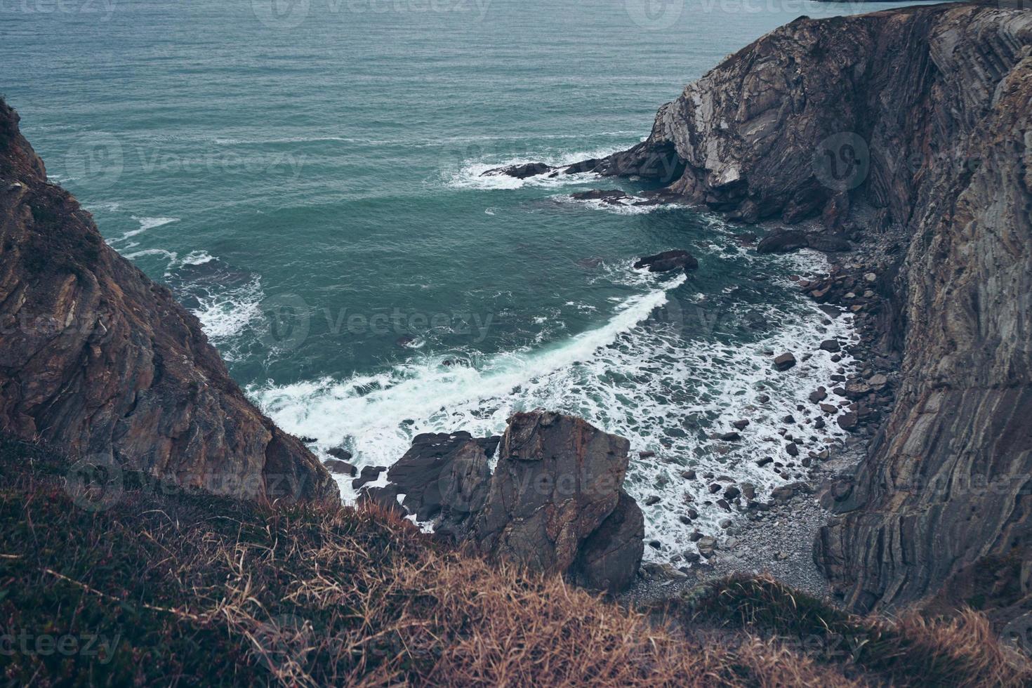 acantilado y playa en la costa en bilbao españa destinos de viaje foto