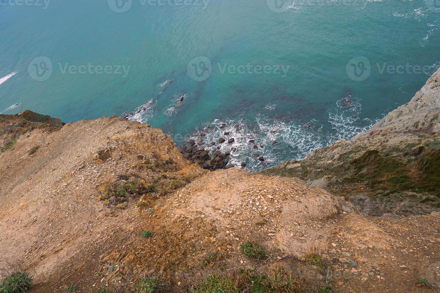 acantilado y playa en la costa en bilbao españa destinos de viaje foto