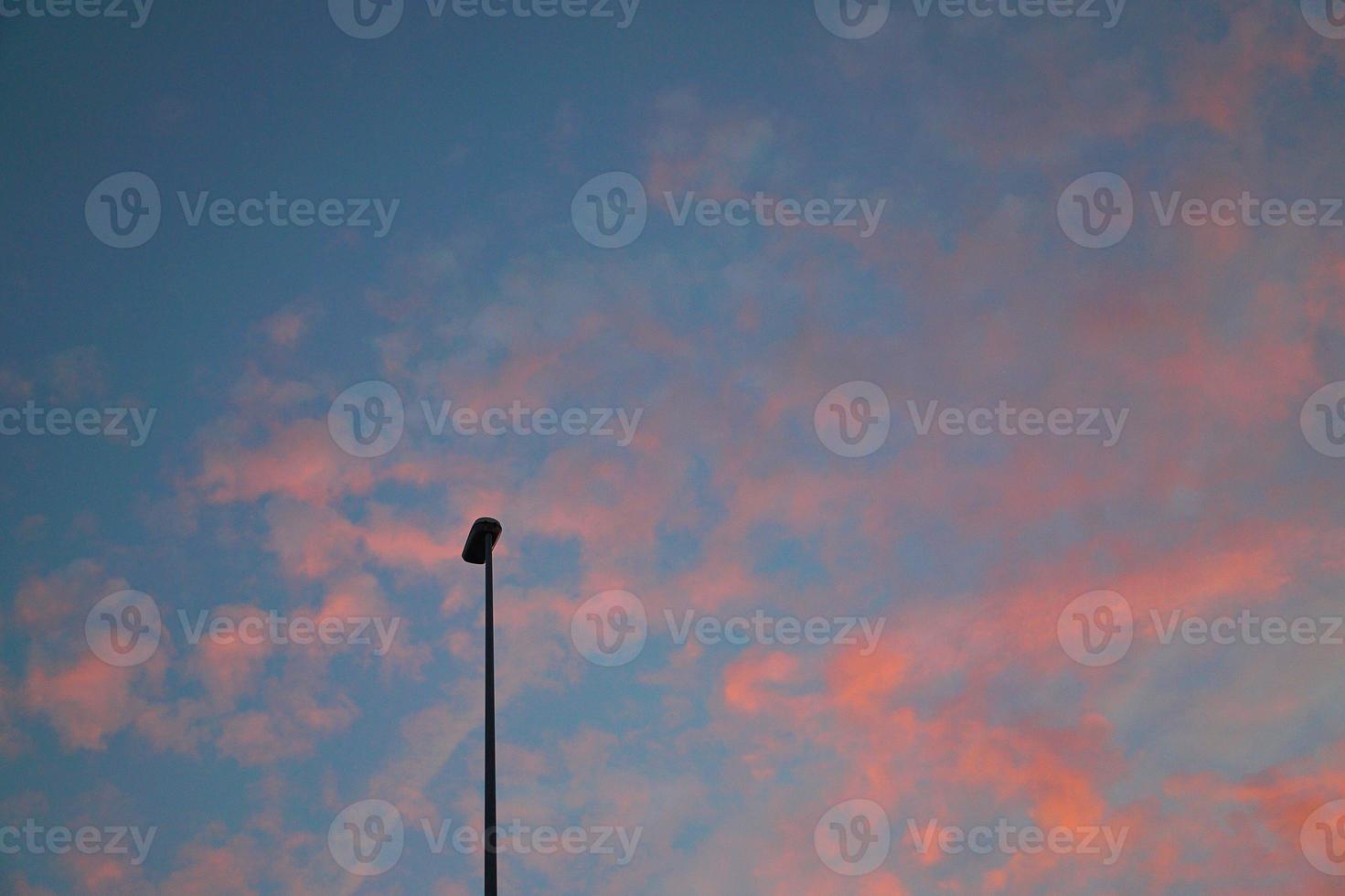 puesta de sol en el cielo con nubes naranjas foto