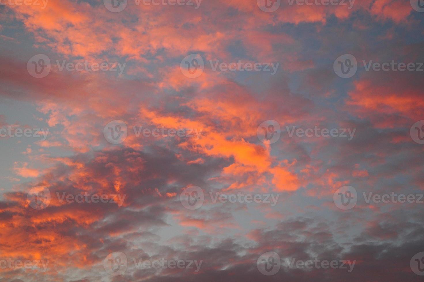 puesta de sol en el cielo con nubes naranjas foto