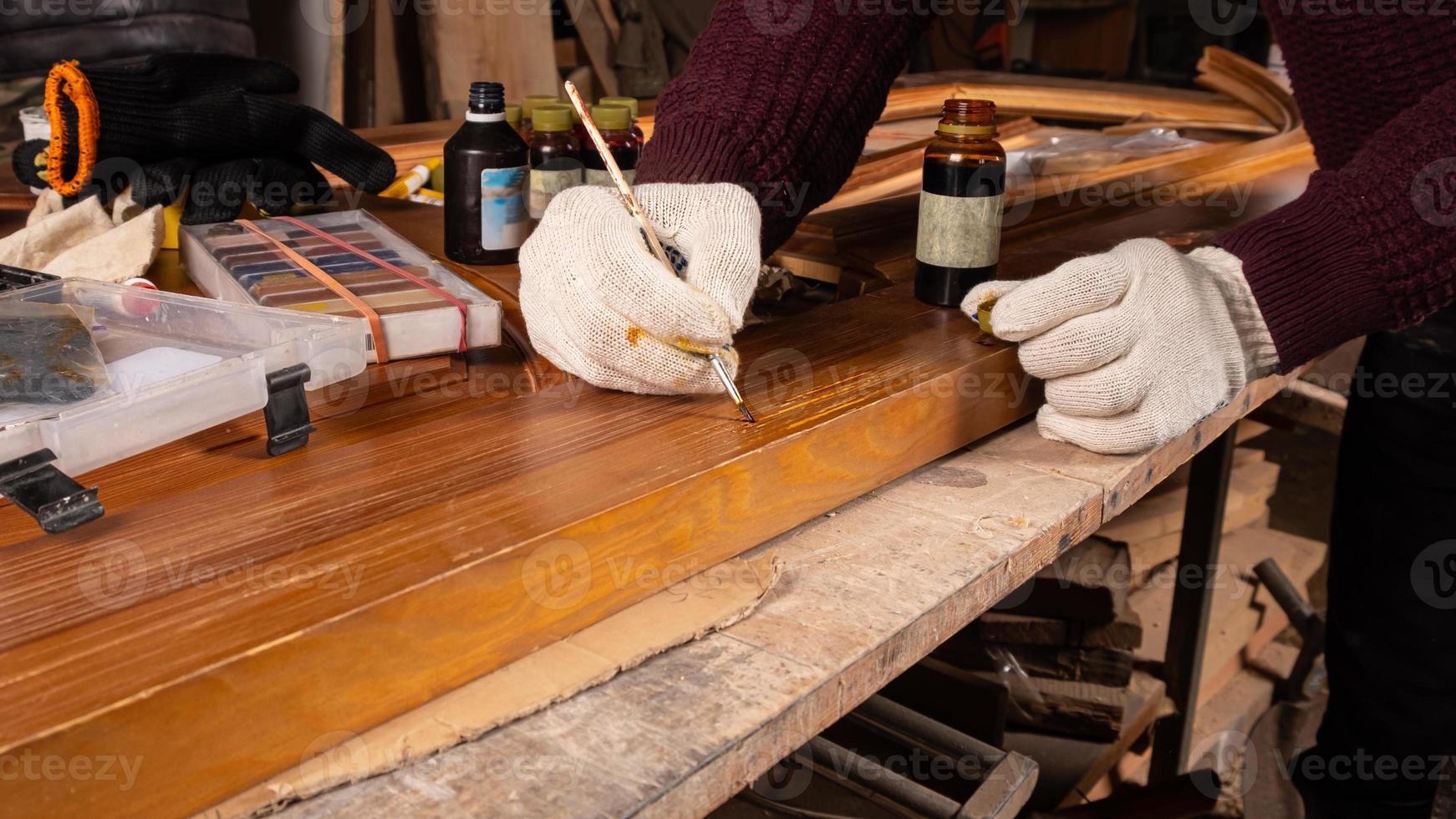 restauración de puertas de madera, pintura y sellado de virutas foto